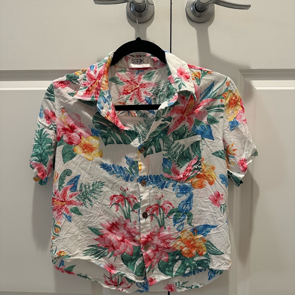 Seek the label Hawaiian shirt size XS
